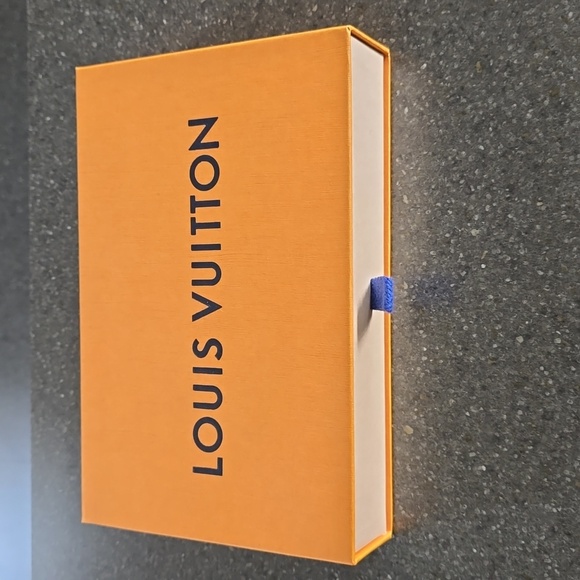 LOUIS VUITTON WOMENS CLUTCH - Picture 4 of 6